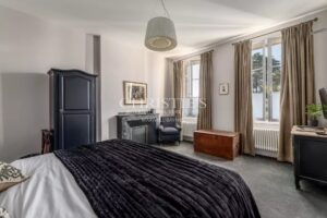 SAINT-ÉMILION: Historic 7-bedroom house with views of the vineyards, in the heart of the village