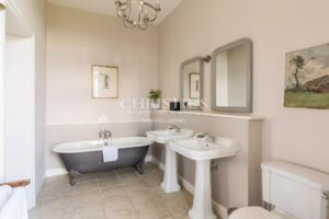 SAINT-ÉMILION: Historic 7-bedroom house with views of the vineyards, in the heart of the village