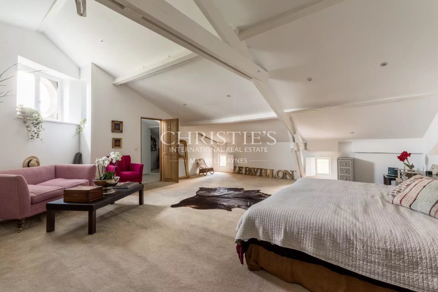 SAINT-ÉMILION: Historic 7-bedroom house with views of the vineyards, in the heart of the village