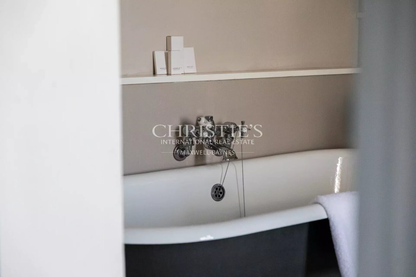 SAINT-ÉMILION: Historic 7-bedroom house with views of the vineyards, in the heart of the village