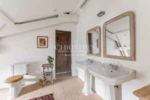 SAINT-ÉMILION: Historic 7-bedroom house with views of the vineyards, in the heart of the village