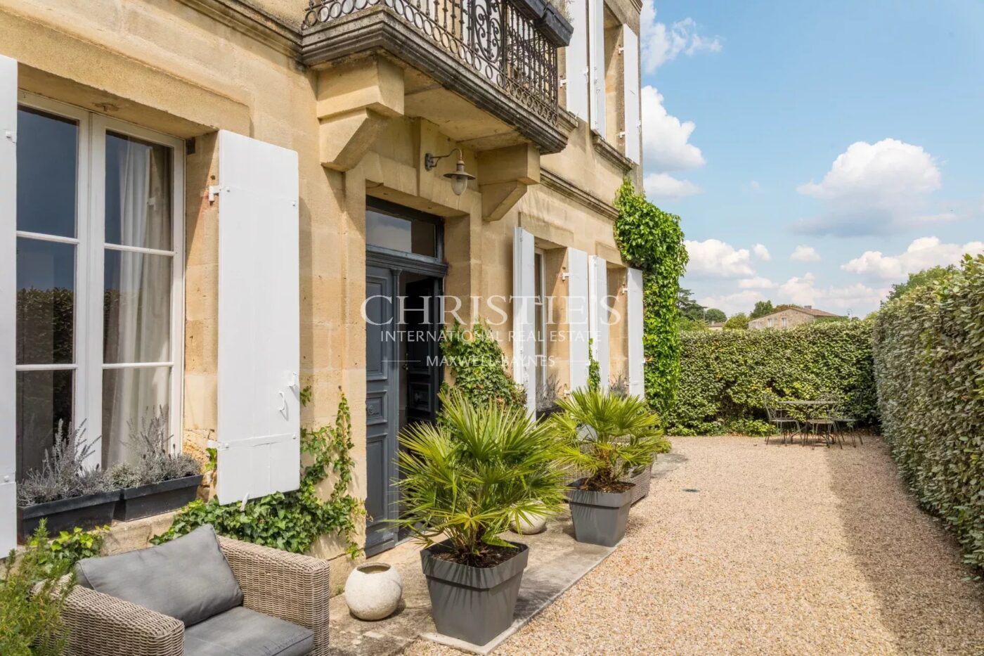 SAINT-ÉMILION: Historic 7-bedroom house with views of the vineyards, in the heart of the village