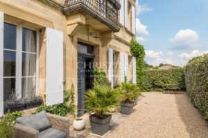 SAINT-ÉMILION: Historic 7-bedroom house with views of the vineyards, in the heart of the village
