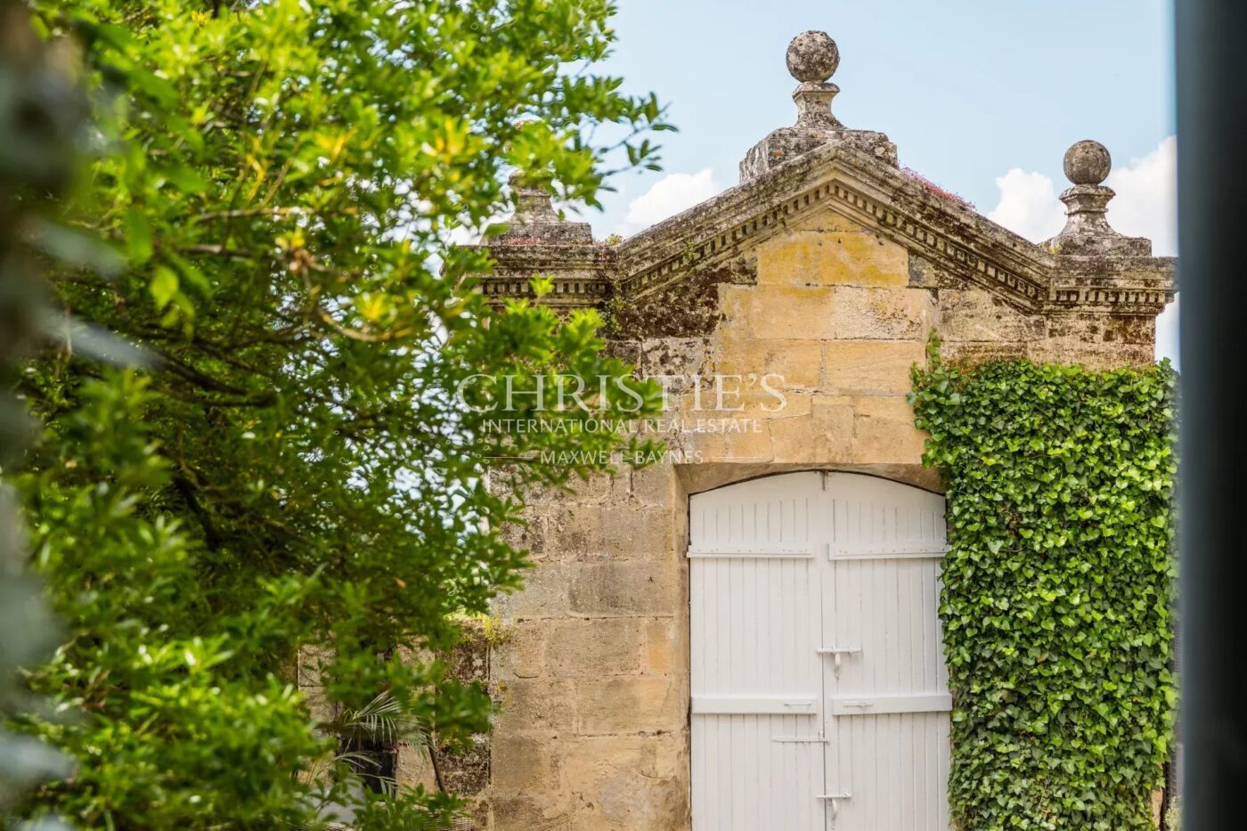 SAINT-ÉMILION: Historic 7-bedroom house with views of the vineyards, in the heart of the village
