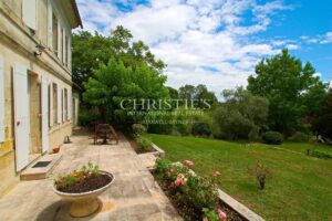Charming stone house opening on nature and its garden