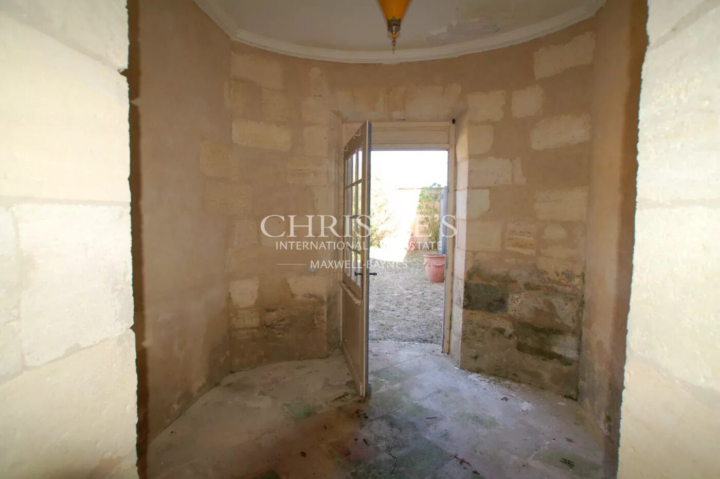 Chateau de caractère à rénover - Vignoble - Dépendances - Jolie parc - Calme et discret