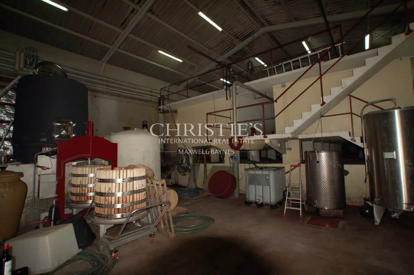 Chateau de caractère à rénover - Vignoble - Dépendances - Jolie parc - Calme et discret