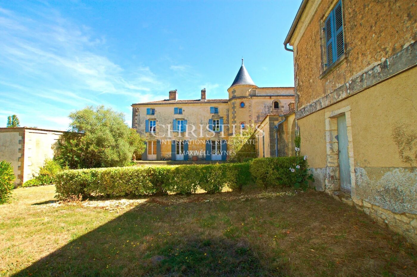 Chateau de caractère à rénover - Vignoble - Dépendances - Jolie parc - Calme et discret