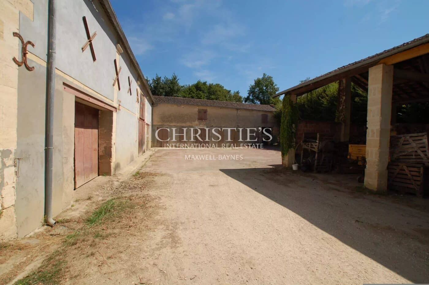 Chateau de caractère à rénover - Vignoble - Dépendances - Jolie parc - Calme et discret