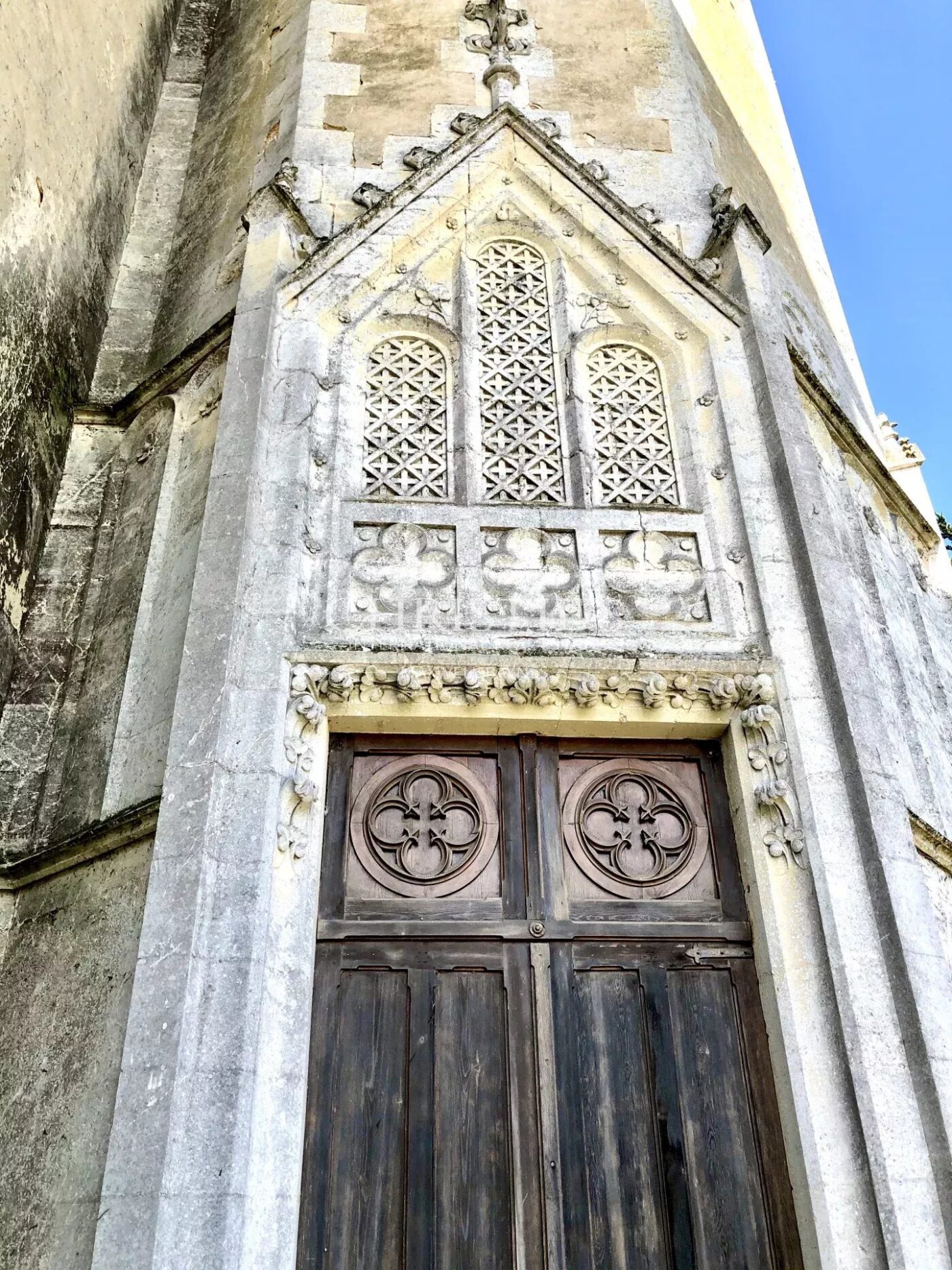 Domaine viticole avec élégant château historique dans le vignoble bordelais avec activité de chambres d'hôtes
