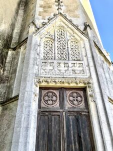 Domaine viticole avec élégant château historique dans le vignoble bordelais avec activité de chambres d'hôtes