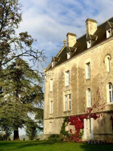 Domaine viticole avec élégant château historique dans le vignoble bordelais avec activité de chambres d'hôtes
