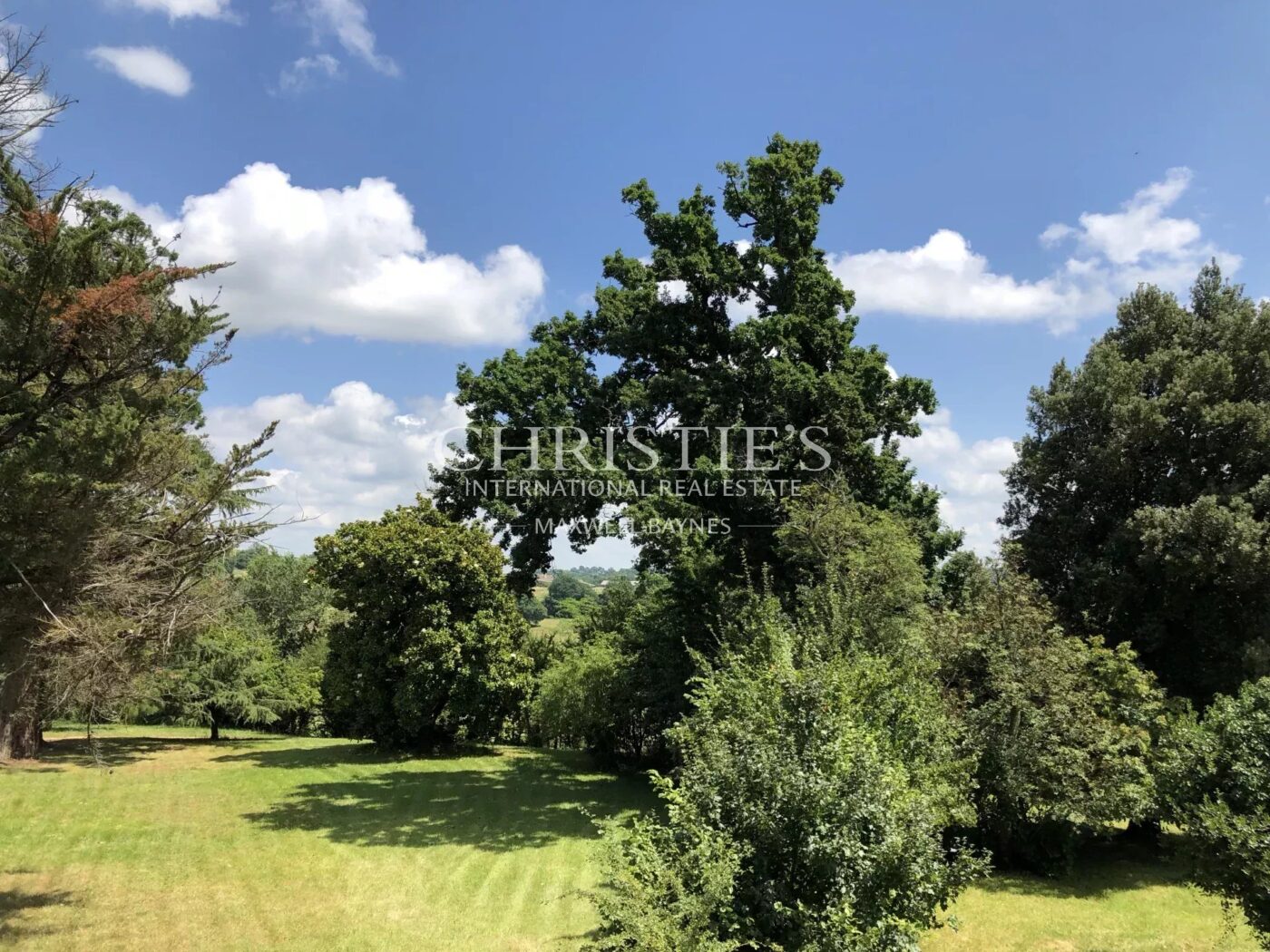 Domaine viticole avec élégant château historique dans le vignoble bordelais avec activité de chambres d'hôtes