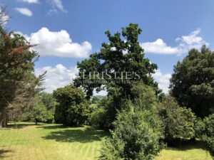 Domaine viticole avec élégant château historique dans le vignoble bordelais avec activité de chambres d'hôtes