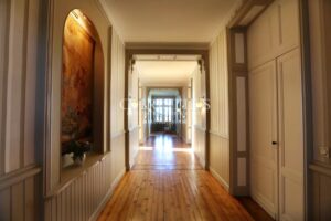 Domaine viticole avec élégant château historique dans le vignoble bordelais avec activité de chambres d'hôtes