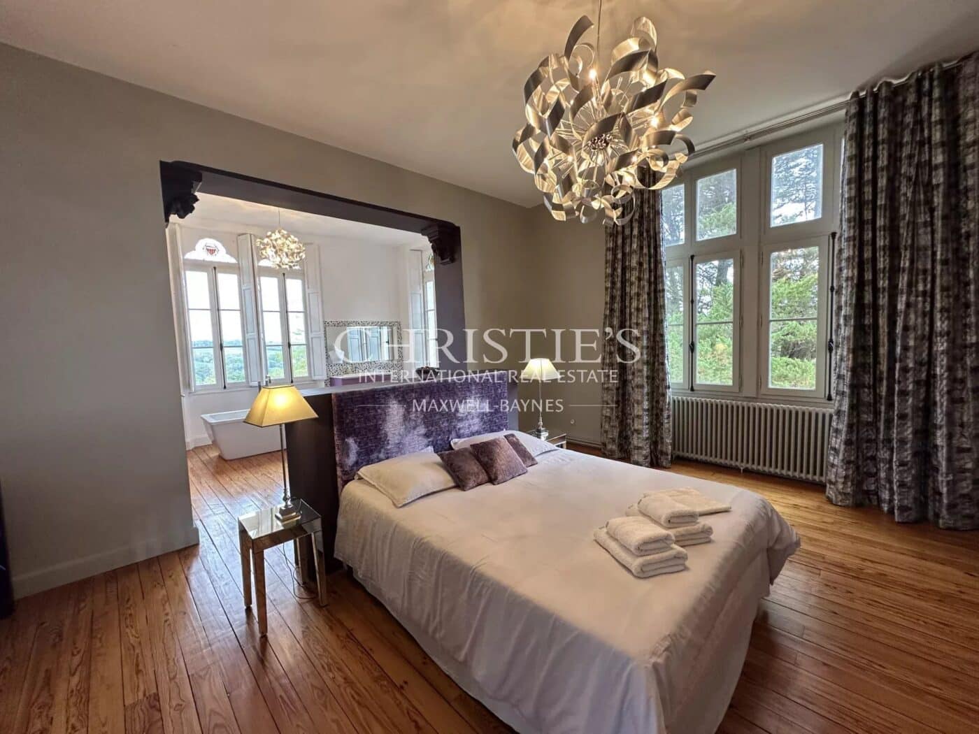 Domaine viticole avec élégant château historique dans le vignoble bordelais avec activité de chambres d'hôtes