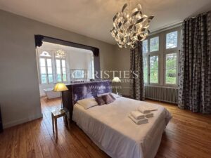 Domaine viticole avec élégant château historique dans le vignoble bordelais avec activité de chambres d'hôtes