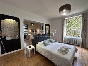 Domaine viticole avec élégant château historique dans le vignoble bordelais avec activité de chambres d'hôtes