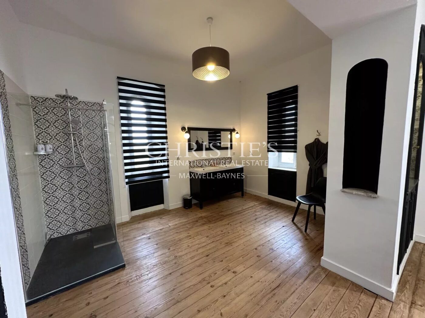 Domaine viticole avec élégant château historique dans le vignoble bordelais avec activité de chambres d'hôtes