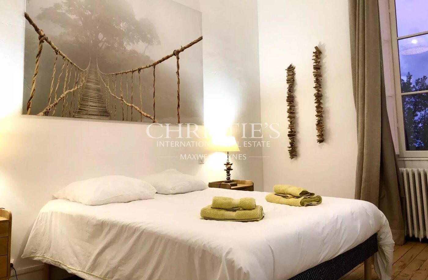 Domaine viticole avec élégant château historique dans le vignoble bordelais avec activité de chambres d'hôtes