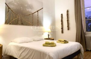 Domaine viticole avec élégant château historique dans le vignoble bordelais avec activité de chambres d'hôtes