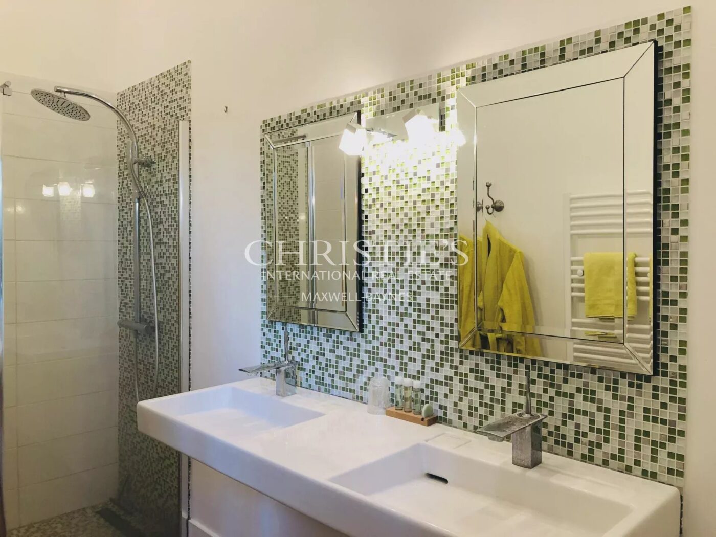 Domaine viticole avec élégant château historique dans le vignoble bordelais avec activité de chambres d'hôtes