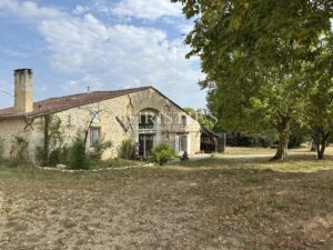 Domaine viticole avec élégant château historique dans le vignoble bordelais avec activité de chambres d'hôtes