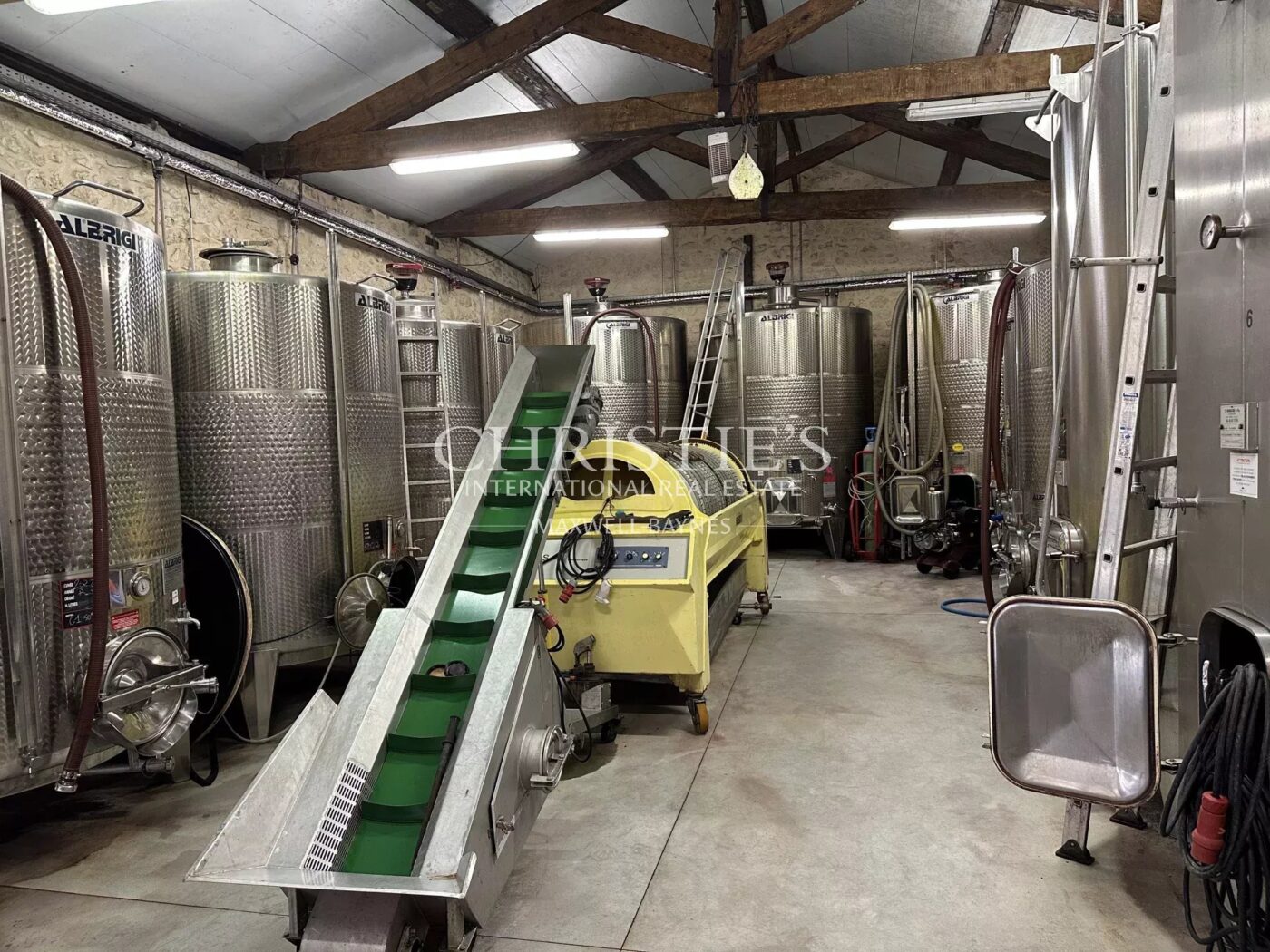 Domaine viticole avec élégant château historique dans le vignoble bordelais avec activité de chambres d'hôtes