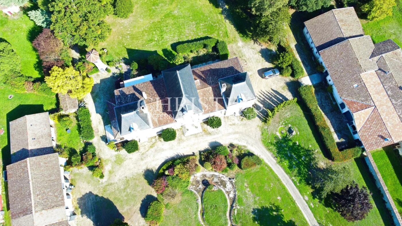 Magnifique château avec vignoble proche de Bordeaux.