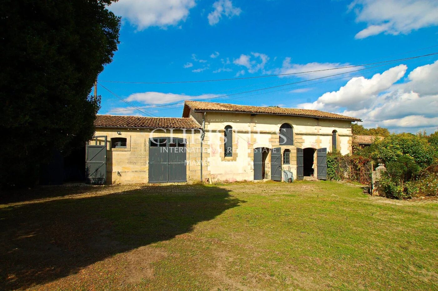 Magnifique château avec vignoble proche de Bordeaux.
