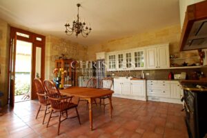 Magnifique château avec vignoble proche de Bordeaux.