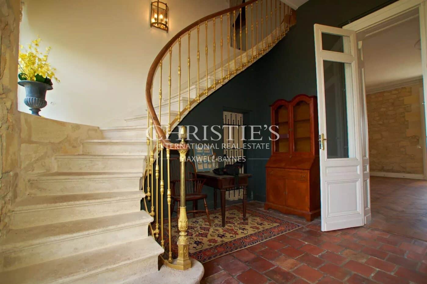 Magnifique château avec vignoble proche de Bordeaux.