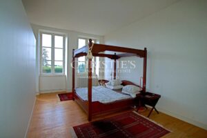 Magnifique château avec vignoble proche de Bordeaux.