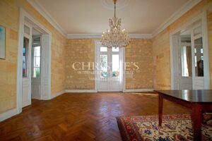 Magnifique château avec vignoble proche de Bordeaux.