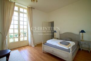 Magnifique château avec vignoble proche de Bordeaux.