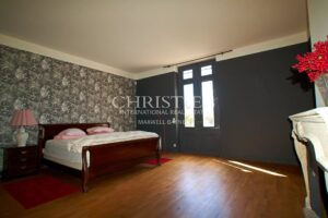 Magnifique château avec vignoble proche de Bordeaux.