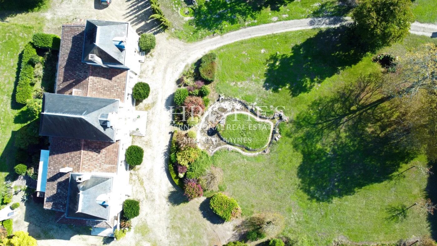 Magnifique château avec vignoble proche de Bordeaux.