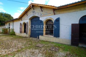 Magnifique château avec vignoble proche de Bordeaux.