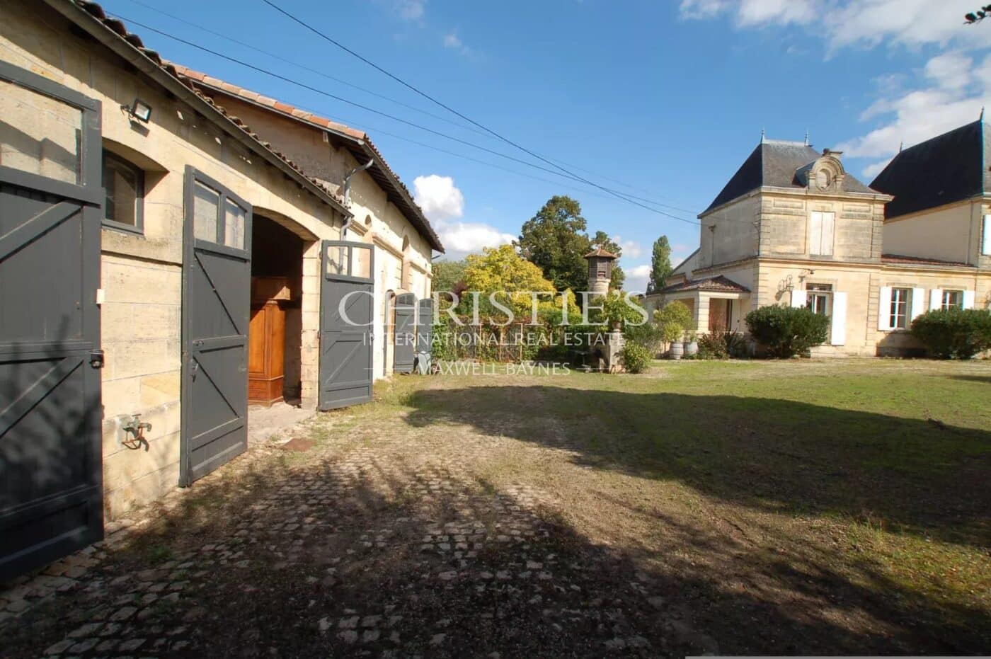 Magnifique château avec vignoble proche de Bordeaux.