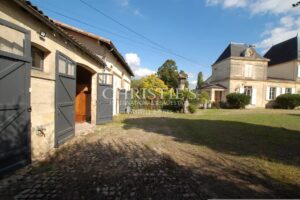 Magnifique château avec vignoble proche de Bordeaux.