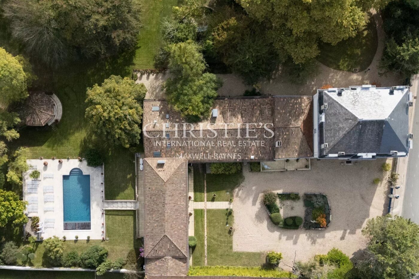 Exclusivité - Propriété de charme composée d'un manoir, longère, salle de cinéma, grange, petit vignoble...