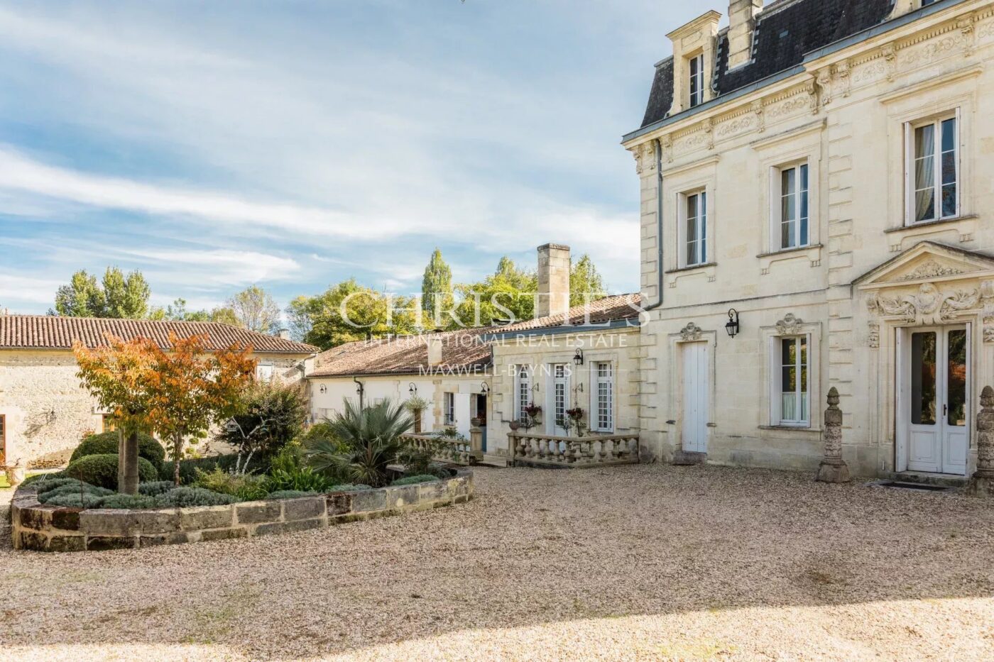 Exclusivité - Propriété de charme composée d'un manoir, longère, salle de cinéma, grange, petit vignoble...