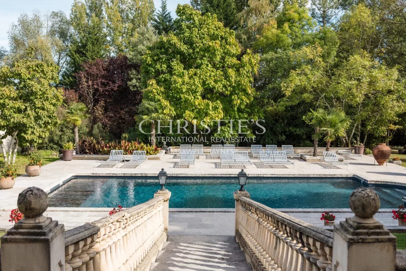 Exclusivité - Propriété de charme composée d'un manoir, longère, salle de cinéma, grange, petit vignoble...