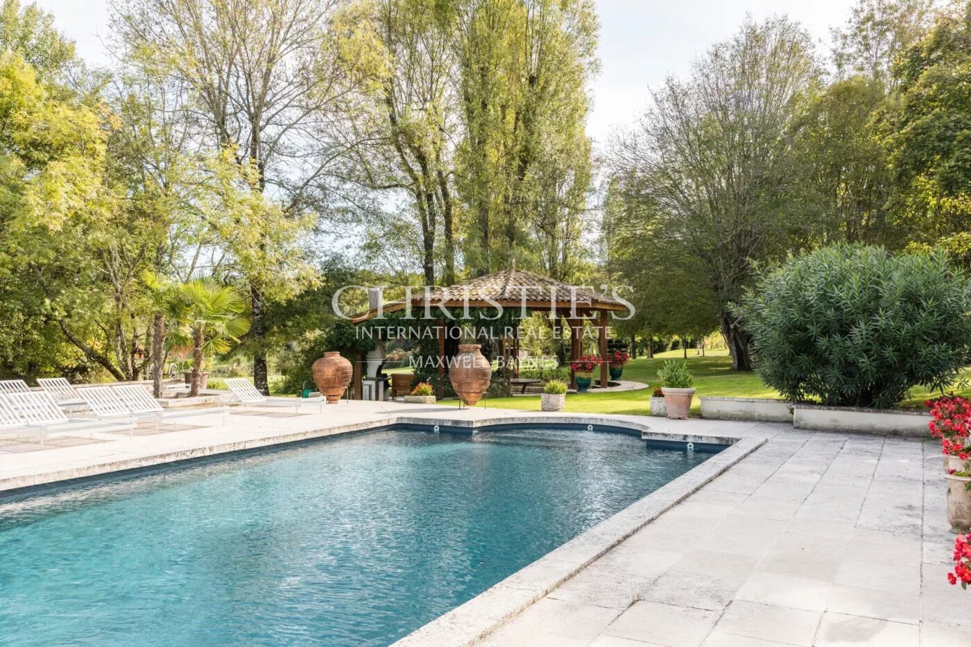 Exclusivité - Propriété de charme composée d'un manoir, longère, salle de cinéma, grange, petit vignoble...