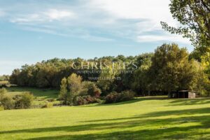 Exclusivité - Propriété de charme composée d'un manoir, longère, salle de cinéma, grange, petit vignoble...