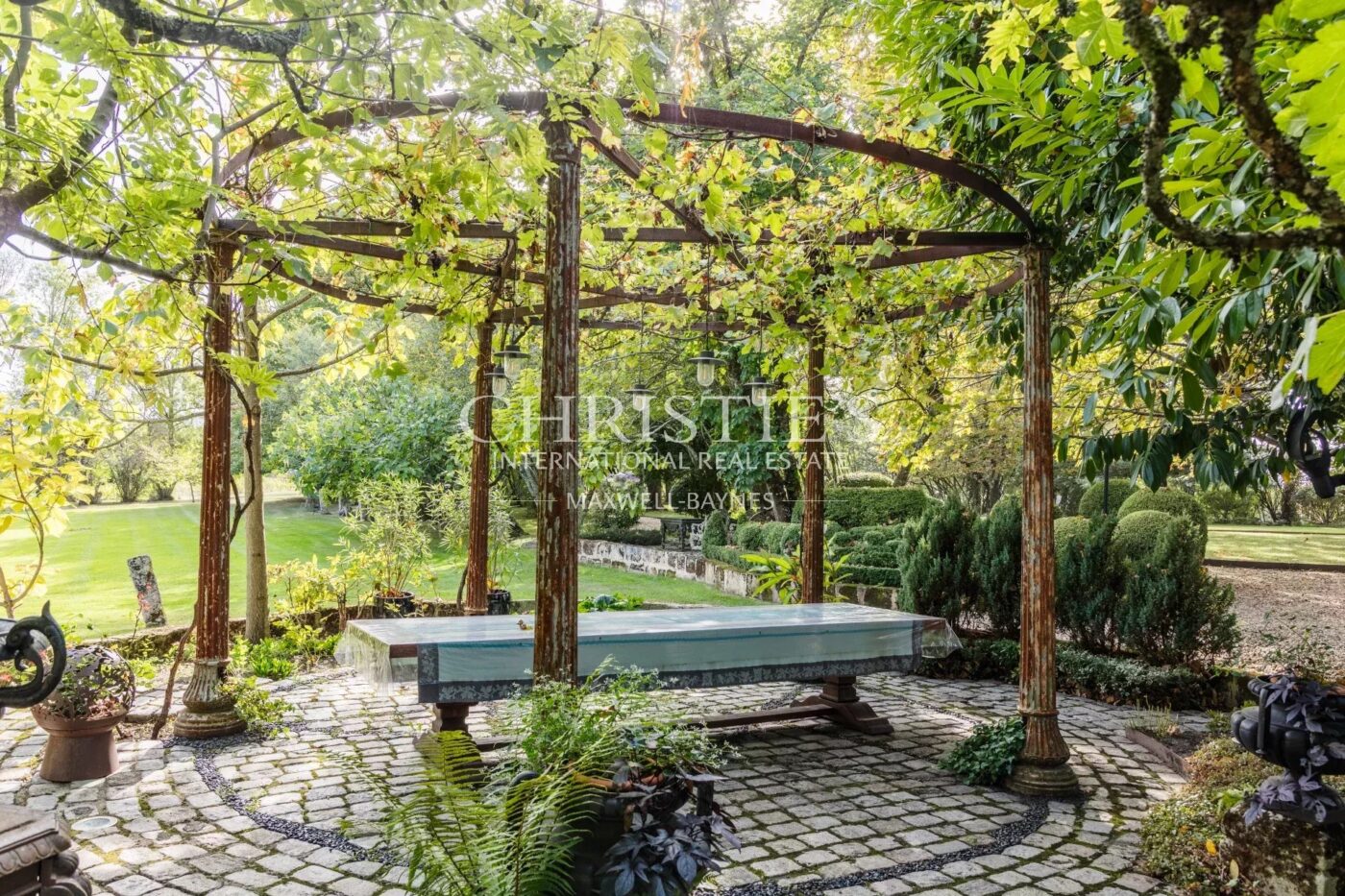 Exclusivité - Propriété de charme composée d'un manoir, longère, salle de cinéma, grange, petit vignoble...