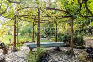 Exclusivité - Propriété de charme composée d'un manoir, longère, salle de cinéma, grange, petit vignoble...