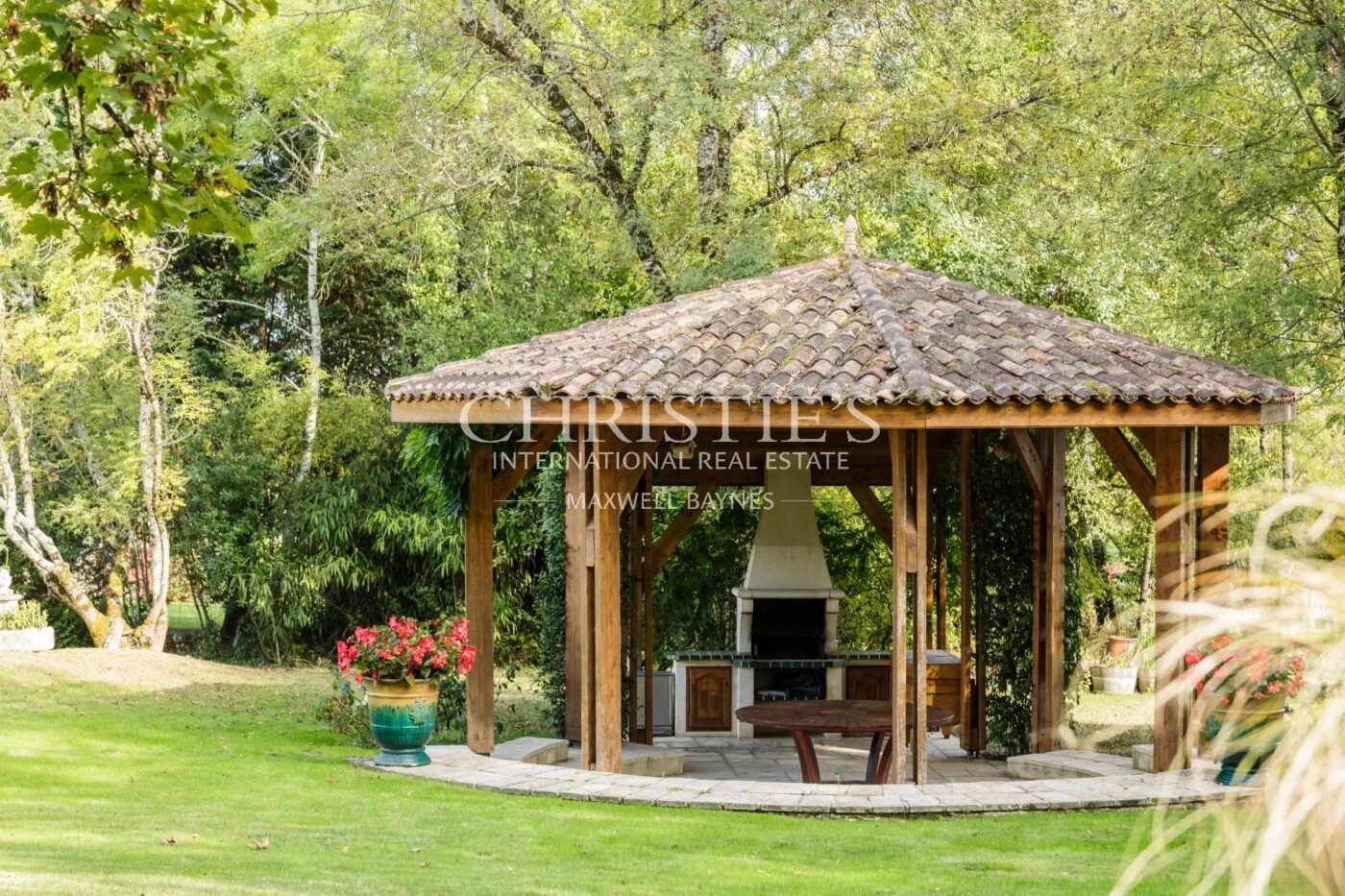 Exclusivité - Propriété de charme composée d'un manoir, longère, salle de cinéma, grange, petit vignoble...