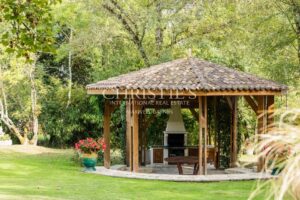 Exclusivité - Propriété de charme composée d'un manoir, longère, salle de cinéma, grange, petit vignoble...