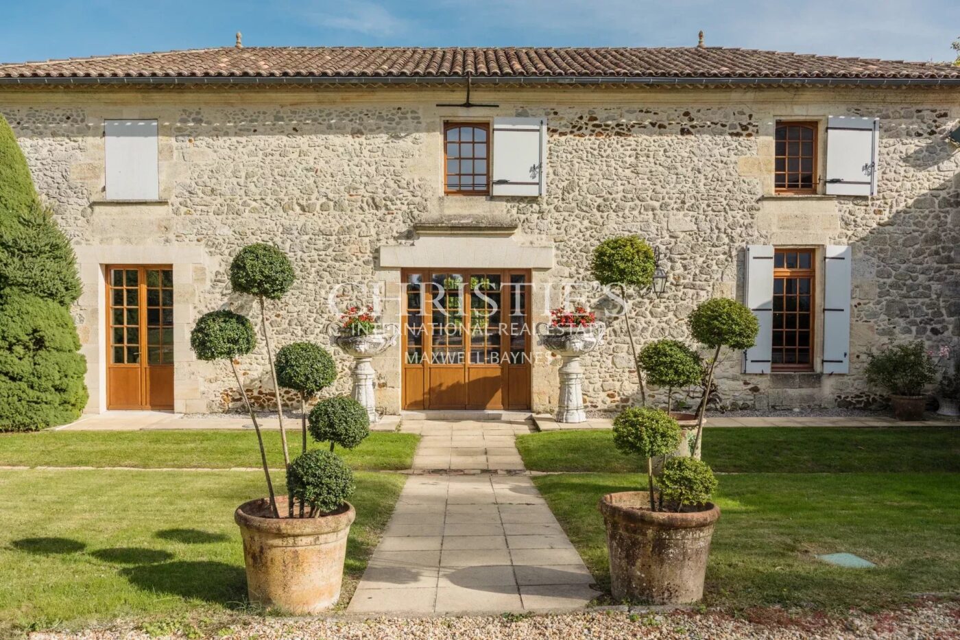 Exclusivité - Propriété de charme composée d'un manoir, longère, salle de cinéma, grange, petit vignoble...
